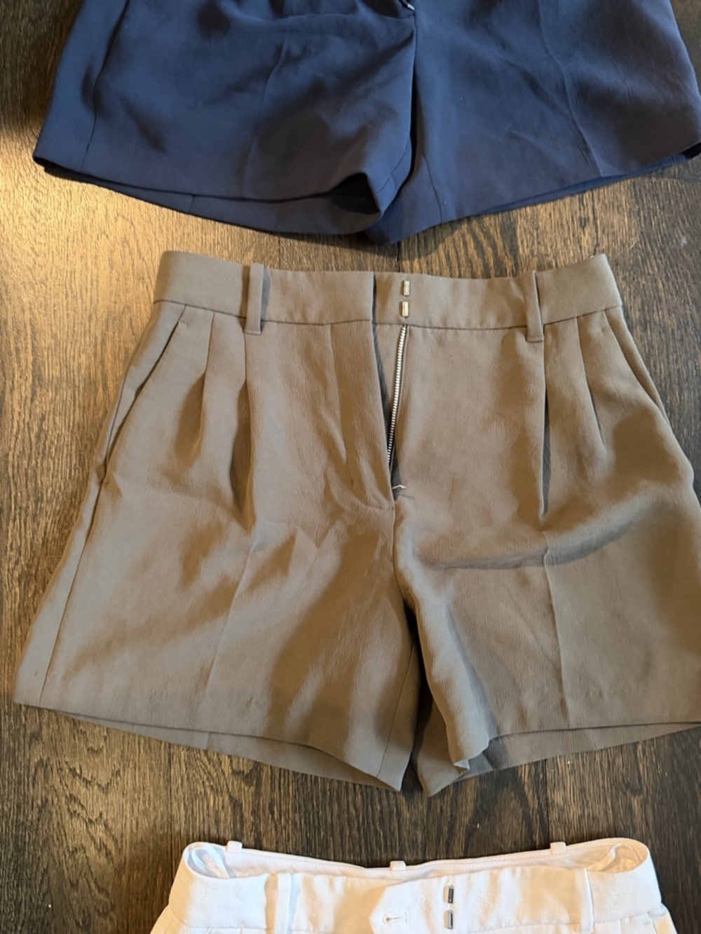 Aritzia - Effortless ShortMid-Thigh - Crepette - size 6 - dark olive